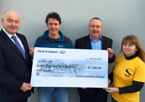 S129616-xlimage-R6016-thomas-hands-over-cheque-after-high-altitude-marathon
