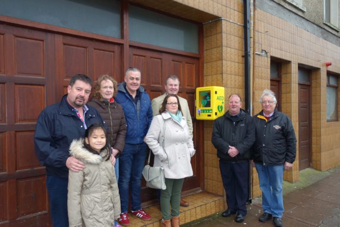 S129797-masterimage-R7164-pictured-here-with-jessica-and-pa-dalton-are-members-of-mitchelstown-defibrillator