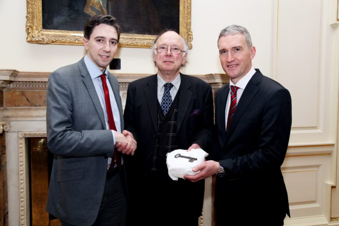 S129827-masterimage-R2153-minister-simon-harris-left-seen-here-accepting-the-key-to-annes-grove