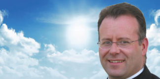 Priest branded ‘a dictator’ although applauded by his congregation