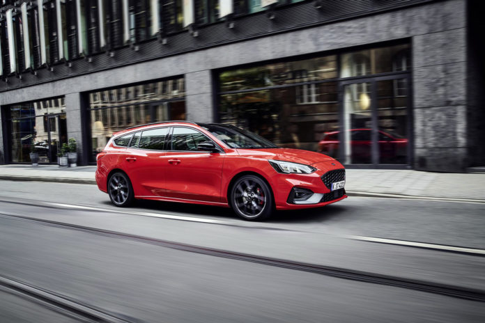 19 Ford Focus_ST-wagon_5