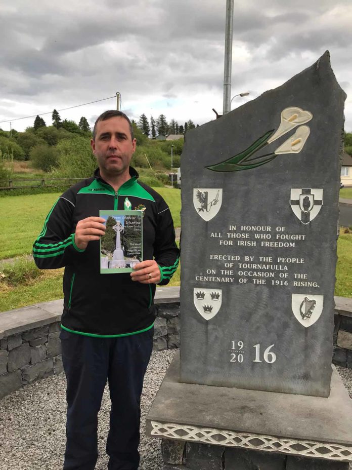 Pádraig Ó Coileáin holding a copy of the book on Liam Scully.