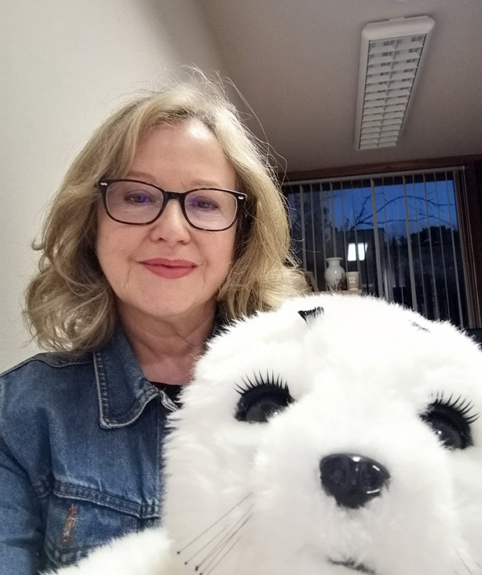 ASI Manager Mary Hickey robot Paro - web@13-01-2021-10:48:32.jpg