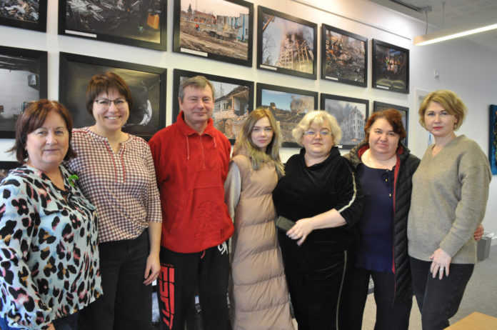 Library+group+Ukraine+photography+exhibit@31-01-2023-18_04_54 copy