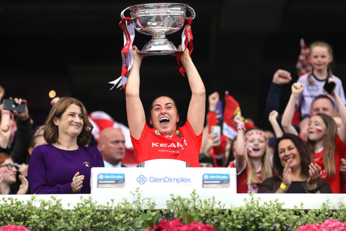 Amy O’Connor lifts the O’Duffy Cup 6/8/2023