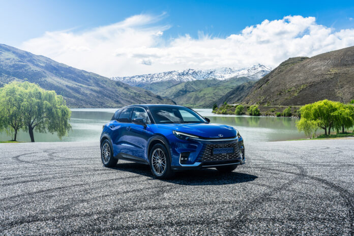 lexus lbx hev-ebonybluecrush-front-34@18-02-2025-17:00:13.jpg