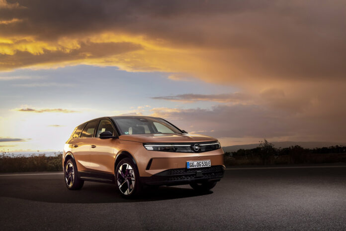 OPEL_GRANDLAND_side on