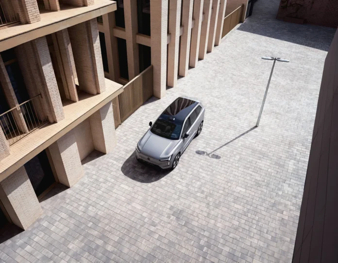 Volvo EX90_Hero