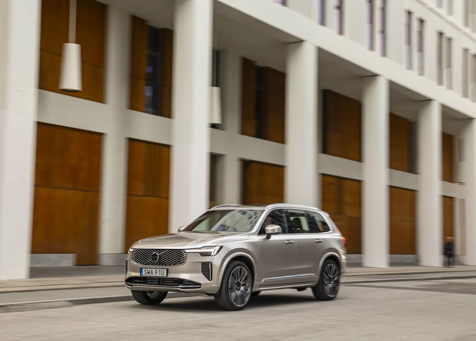 Drive in style and security with the Volvo X90 PHEV. Experience the solid design that enhances your driving experience.